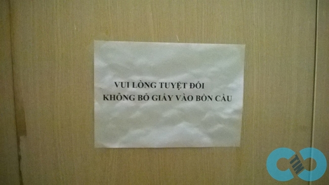 Kinh hoàng bẩn, vậy mà người ta vẫn lưu ý vứt giấy vệ sinh vào sọt rác trong toilet công cộng? - Ảnh 7.