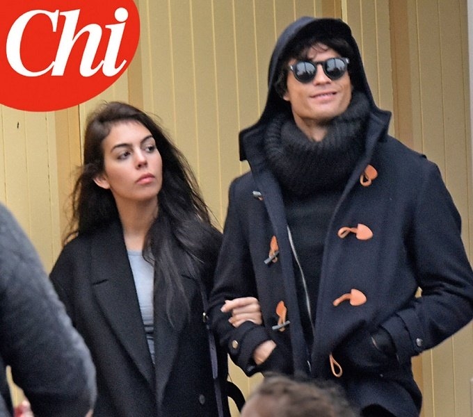 Ronaldo nguỵ trang, thoải mái hôn bồ xinh giữa Paris