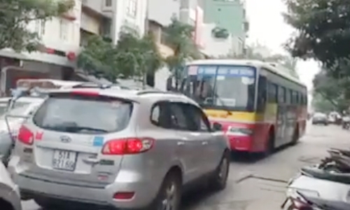 xe-buyt-ha-noi-bi-oto-ep-lui-tram-met-vi-chay-nguoc-chieu