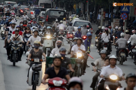 Nguoi Ha Noi nghet tho di tren duong Kim Ma ngan doi - Anh 6