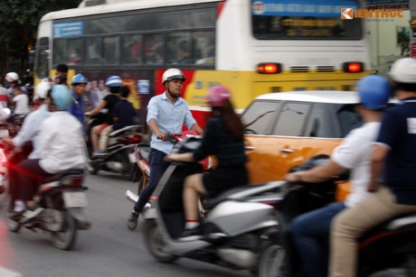 Nguoi Ha Noi nghet tho di tren duong Kim Ma ngan doi - Anh 7
