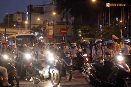 Nguoi Ha Noi nghet tho di tren duong Kim Ma ngan doi - Anh 9