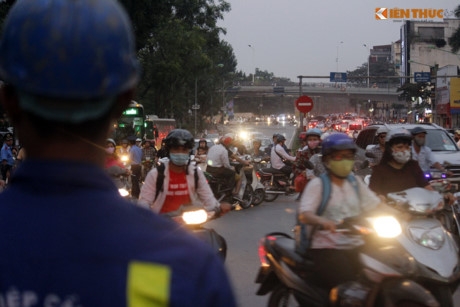 Nguoi Ha Noi nghet tho di tren duong Kim Ma ngan doi - Anh 11