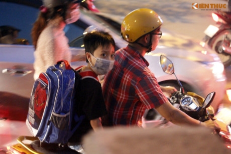 Nguoi Ha Noi nghet tho di tren duong Kim Ma ngan doi - Anh 12