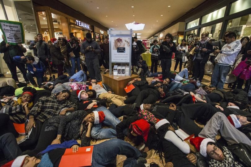 Canh tranh cuop nam nao cung thay trong 'Black Friday' hinh anh 3