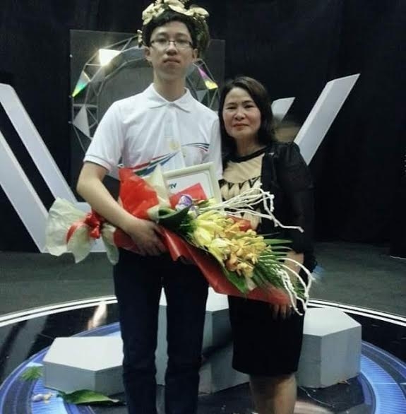 Nhật Minh và cô giáo tại cuộc thi.
