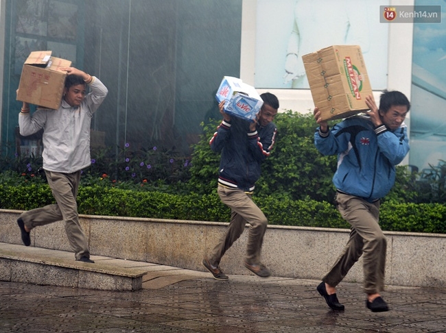 Hà Nội: Diễn tập chữa cháy, hàng trăm người chạy khỏi khu đô thị hoàng gia Royal City - Ảnh 4.