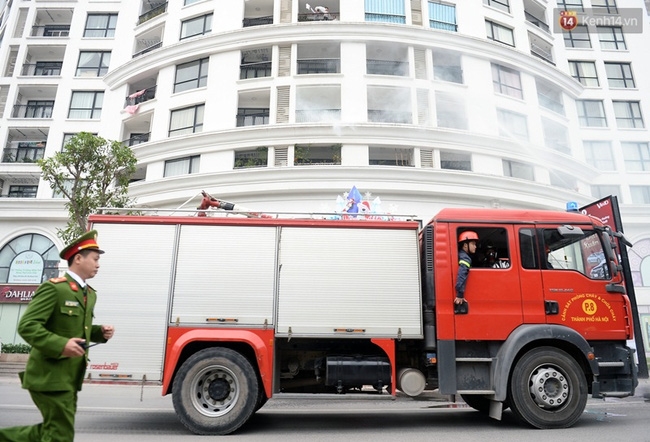 Hà Nội: Diễn tập chữa cháy, hàng trăm người chạy khỏi khu đô thị hoàng gia Royal City - Ảnh 6.