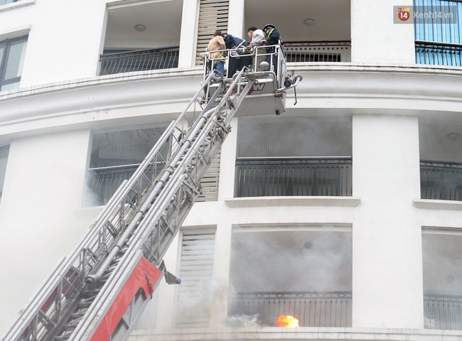 Hà Nội: Diễn tập chữa cháy, hàng trăm người chạy khỏi khu đô thị hoàng gia Royal City - Ảnh 9.