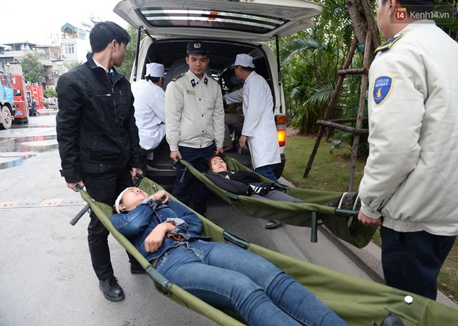 Hà Nội: Diễn tập chữa cháy, hàng trăm người chạy khỏi khu đô thị hoàng gia Royal City - Ảnh 13.