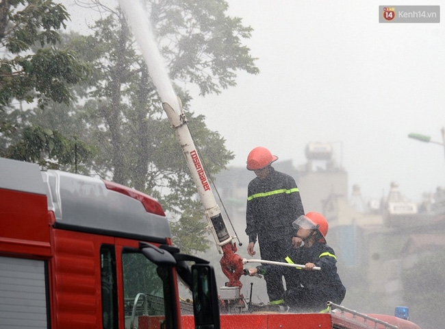 Hà Nội: Diễn tập chữa cháy, hàng trăm người chạy khỏi khu đô thị hoàng gia Royal City - Ảnh 14.