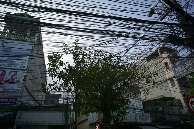 Mạng lưới các loại đường dây trên phố Trương Định (quận Hoàng Mai).