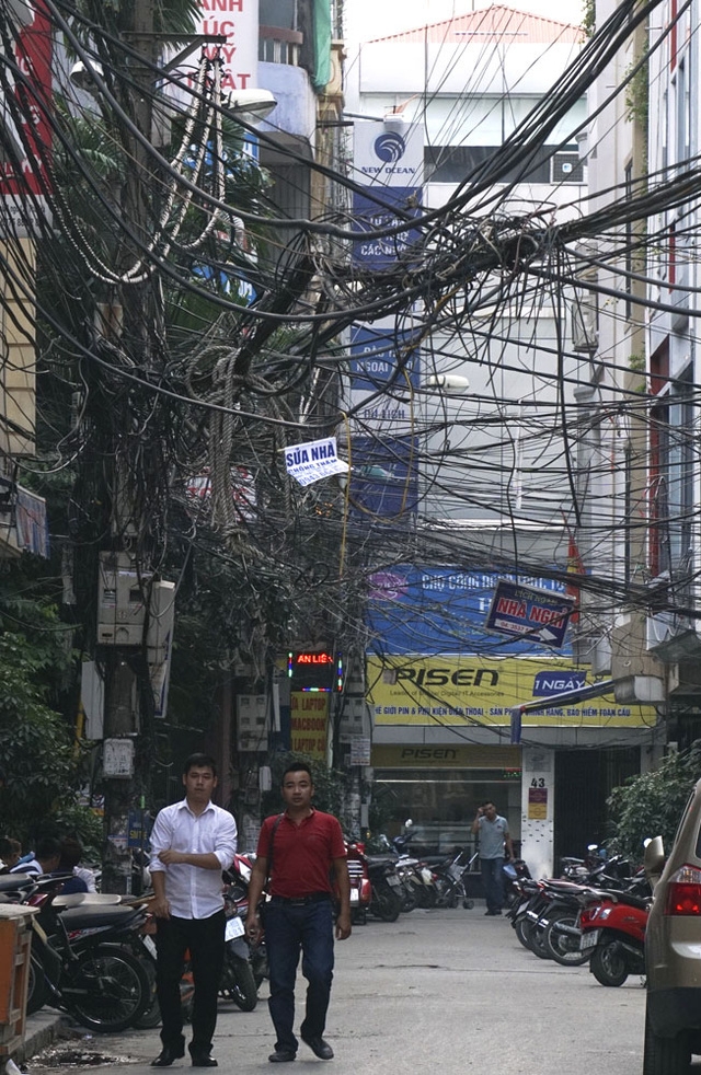  Búi dây gồm cả loại đang sử dụng và loại đã không còn sử dụng (chưa được dọn dẹp) với các đầu mối lõng thõng xòa xuống mặt đất ở ngõ 121 phố Thái Hà (quận Đống Đa). 