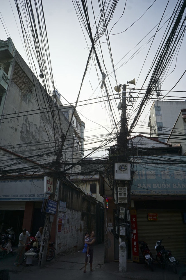 Hệ thống đường dây trên phố Trương Định không khác gì mạng nhện 