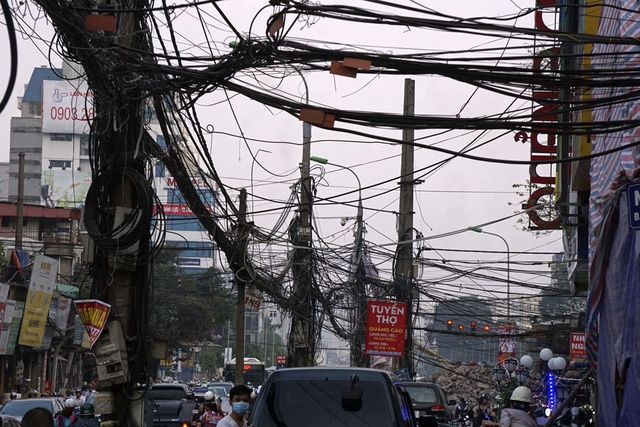 Hệ thống đường dây trên phố Trường Chinh (quận Đống Đa) với nhiều loại cáp đã không còn được sử dụng nhưng vẫn chưa được dọn dẹp.