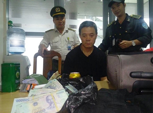 mot-khach-trung-quoc-trom-400-trieu-dong-tren-may-bay