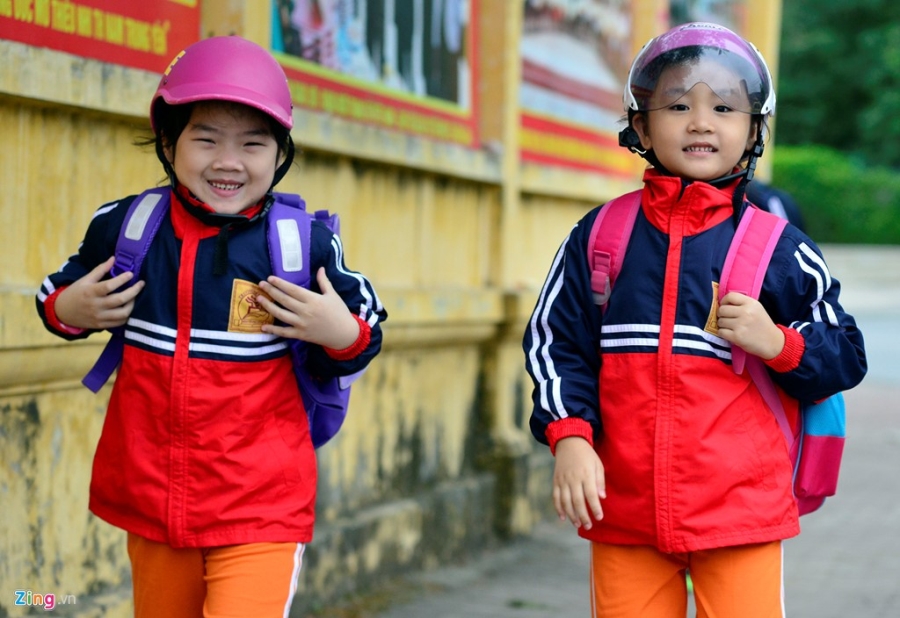 Nguoi di duong co ro trong gio lanh 17 do C hinh anh 4