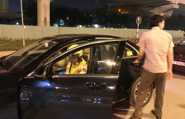 Hàng loạt phương tiện bị tạm giữ; trong đó có trường hợp vi phạm nồng độ còn vượt gấp nhiều lần mức cho phép đã bị phạt 17 triệu đồng, tạm giữ xe 7 ngày, tước GPLX 5 tháng.