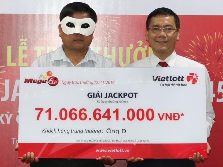Ngày 22/11, đại diện công ty xổ số điện toán trao thưởng trên 71 tỷ đồng cho người đàn ông quê Quảng Ngãi. Ảnh: Vietlott.