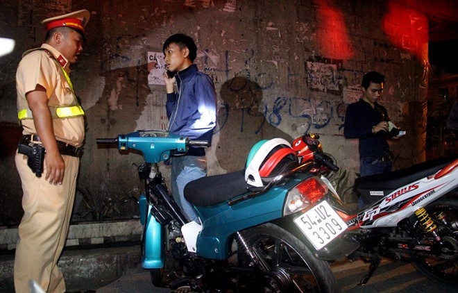 Theo doan dua, thanh nien bo lai xe may khi cong an kiem tra hinh anh 2