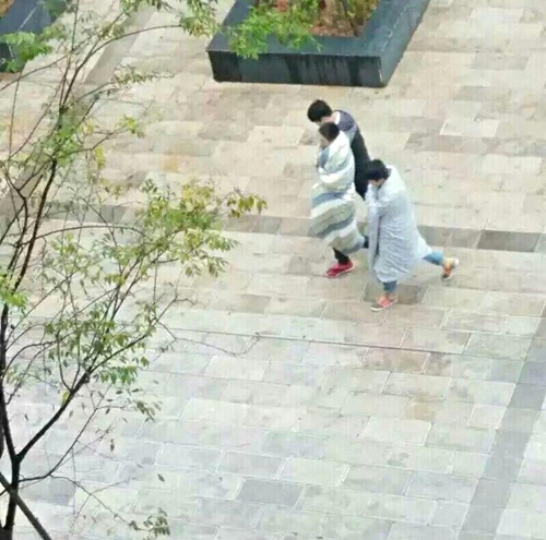 troi qua lanh, hai nam sinh tq quan chan toi truong hinh anh 1