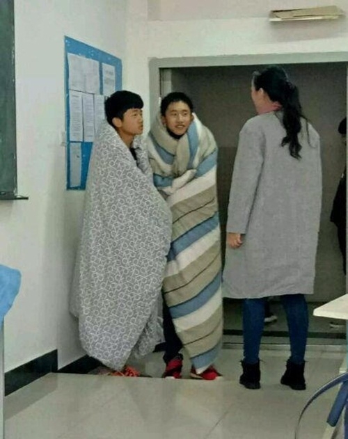 troi qua lanh, hai nam sinh tq quan chan toi truong hinh anh 4