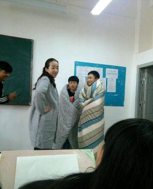 troi qua lanh, hai nam sinh tq quan chan toi truong hinh anh 5