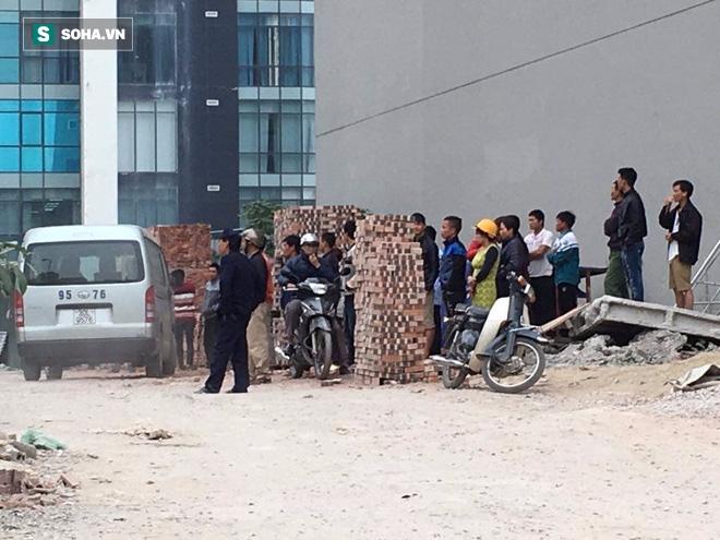 Hà Nội: Một công nhân bị rơi xuống mái tòa nhà bên cạnh - Ảnh 1.