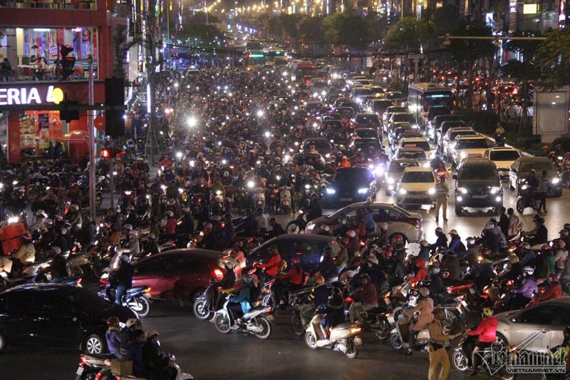 Hà Nội tắc đường khắp nơi ngày Black Friday