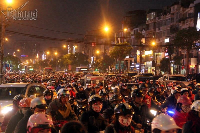 Hà Nội tắc đường khắp nơi ngày Black Friday