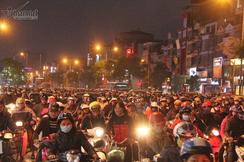 Hà Nội tắc đường khắp nơi ngày Black Friday