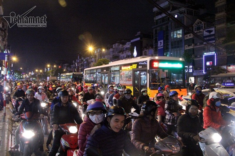 Hà Nội tắc đường khắp nơi ngày Black Friday