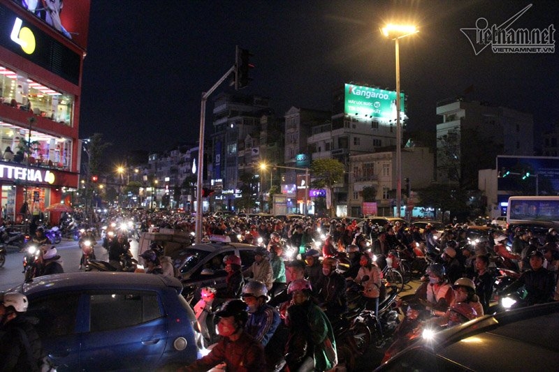 Hà Nội tắc đường khắp nơi ngày Black Friday
