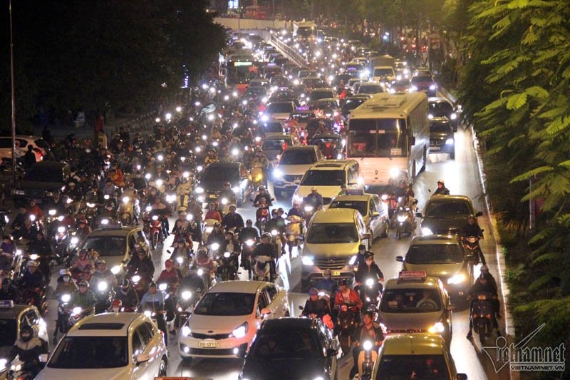 Hà Nội tắc đường khắp nơi ngày Black Friday
