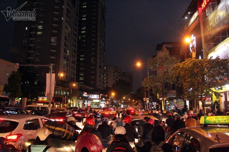 Hà Nội tắc đường khắp nơi ngày Black Friday