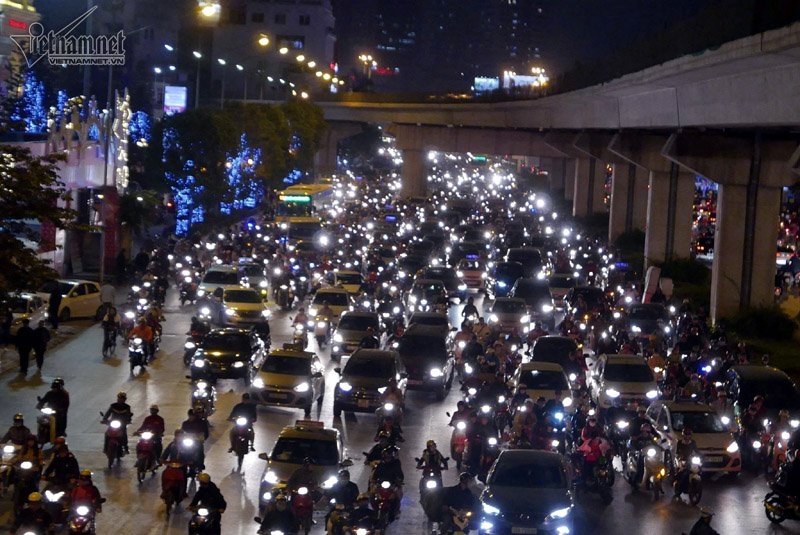 Hà Nội tắc đường khắp nơi ngày Black Friday