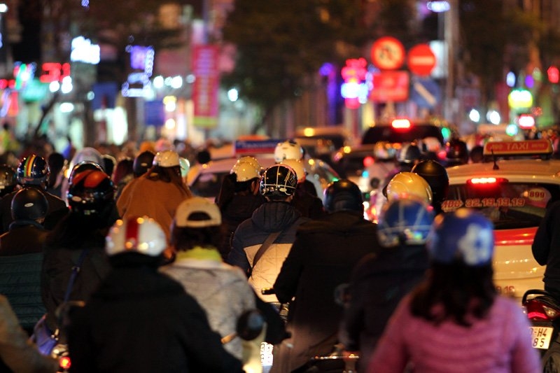 Hà Nội tắc đường khắp nơi ngày Black Friday