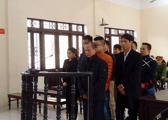  Minh sâm (áo đen, đứng đầu) cùng đồng phạm tại phiên toà ngày 25-11 