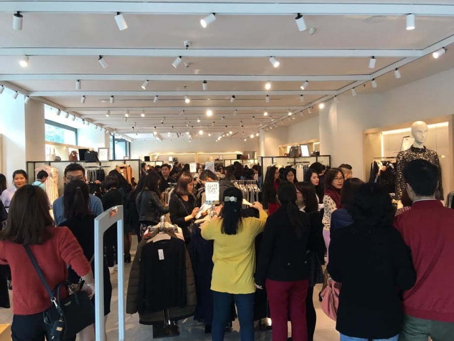 Khiếp sợ Black Friday: Khách xếp 10 dãy, chủ hàng đóng cửa trốn