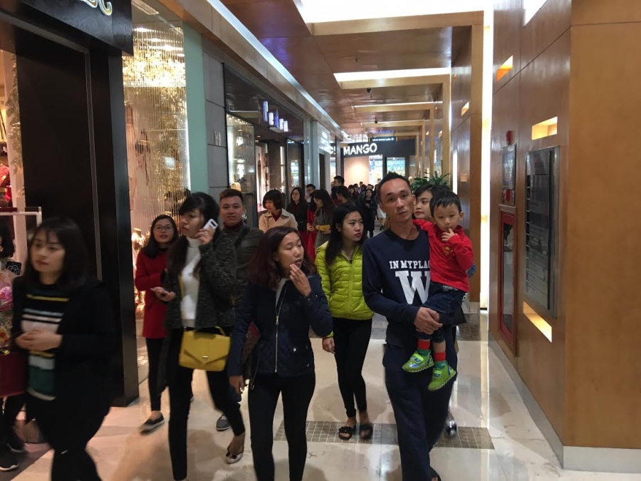 Khiếp sợ Black Friday: Khách xếp 10 dãy, chủ hàng đóng cửa trốn
