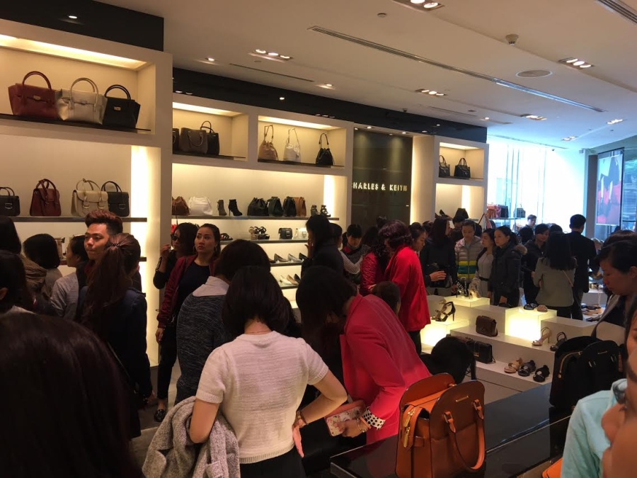 Khiếp sợ Black Friday: Khách xếp 10 dãy, chủ hàng đóng cửa trốn