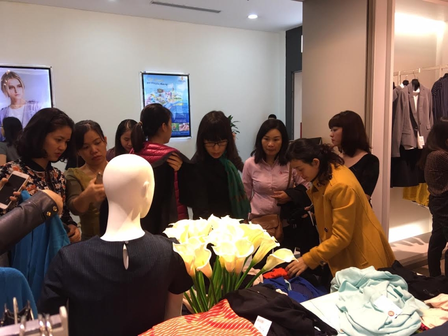 Khiếp sợ Black Friday: Khách xếp 10 dãy, chủ hàng đóng cửa trốn