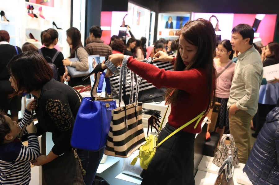 Khiếp sợ Black Friday: Khách xếp 10 dãy, chủ hàng đóng cửa trốn