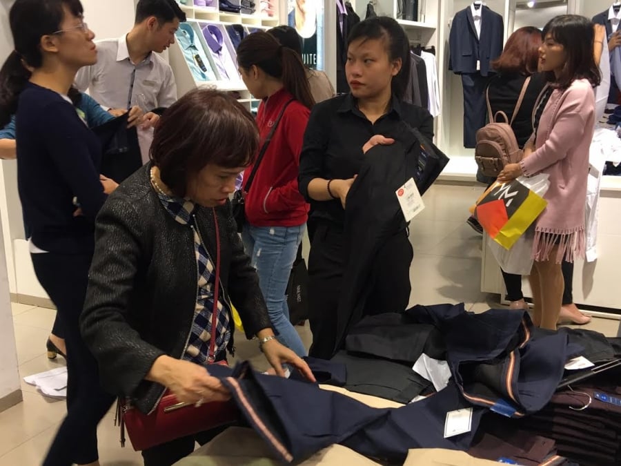 Khiếp sợ Black Friday: Khách xếp 10 dãy, chủ hàng đóng cửa trốn