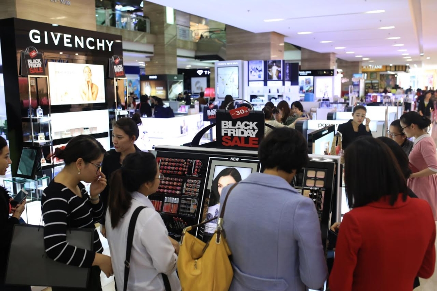 Khiếp sợ Black Friday: Khách xếp 10 dãy, chủ hàng đóng cửa trốn