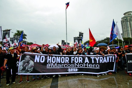 Cuộc biểu tình phản đối vinh danh nhà độc tài Ferdinand Marcos hôm 25-11. Ảnh: INQUIRER