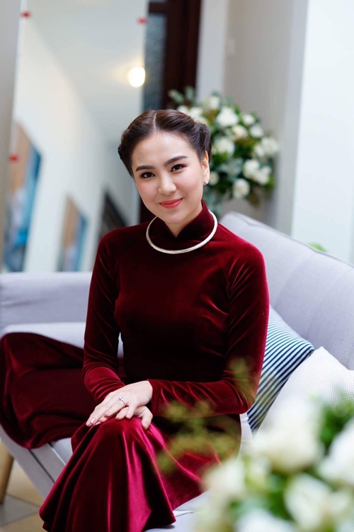 co-gai-thoi-tiet-mai-ngoc-thay-2-bo-ao-dai-trong-le-an-hoi-2