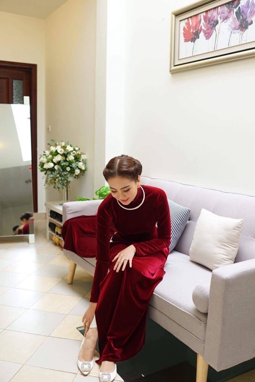 co-gai-thoi-tiet-mai-ngoc-thay-2-bo-ao-dai-trong-le-an-hoi-3
