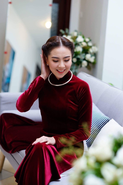 co-gai-thoi-tiet-mai-ngoc-thay-2-bo-ao-dai-trong-le-an-hoi-4