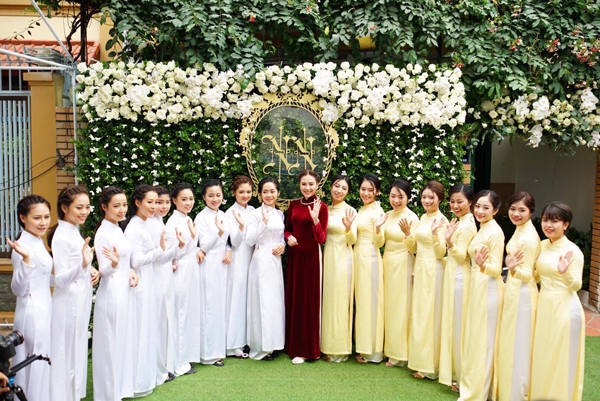 co-gai-thoi-tiet-mai-ngoc-thay-2-bo-ao-dai-trong-le-an-hoi-5